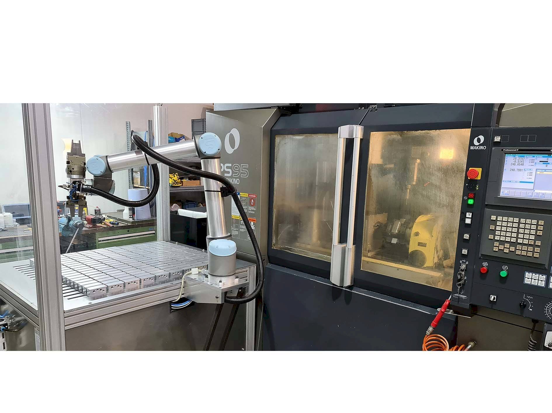➤ Used Makino PS95 vertical machining center ➤ Used Makino PS95 vertical machining center